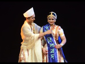 Krishnakshi receiving the Nritya Visharad title from her Guru