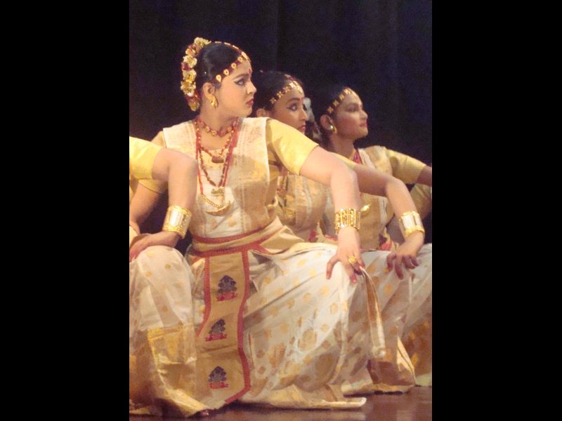 Krishnakshi and others performing Sattriya in Srimanta Sankardeb Bhawan, New Delhi